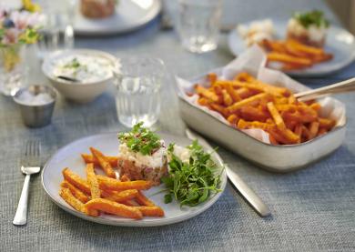 Tartare frais de saumon au citron vert et chou-fleur avec frites de patates douces